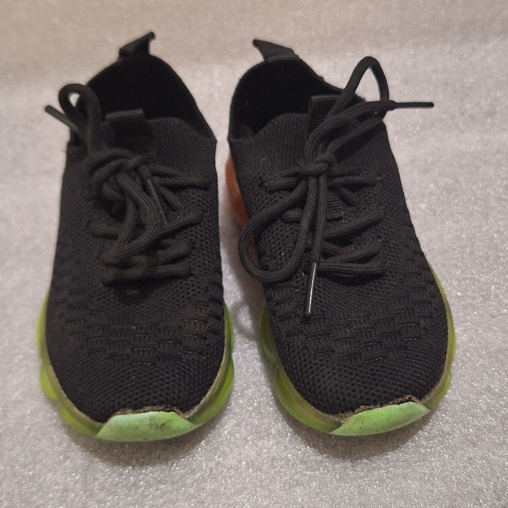 🏷 2/$12 Black Toddler Sneakers - Picture 2 of 5